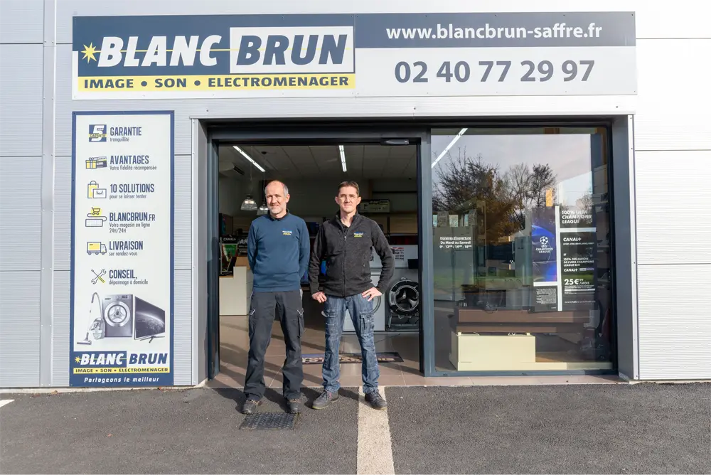 Photo de Stephane Le Mâle et de Stephane Lebrun devant le magasin Bourdaud TV Services Saffré
